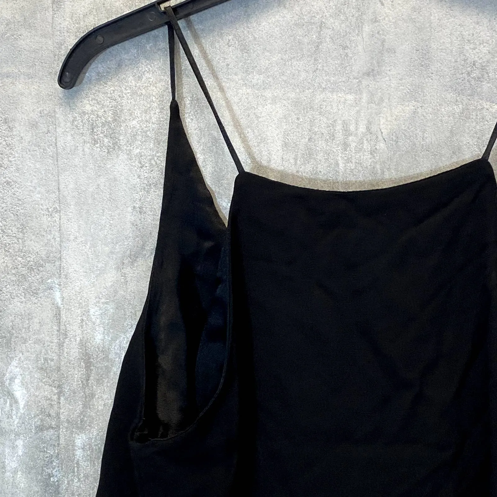 H HALSTON Women's Solid Black V-Neck Lined Spaghetti Strap Camisole Top SZ M